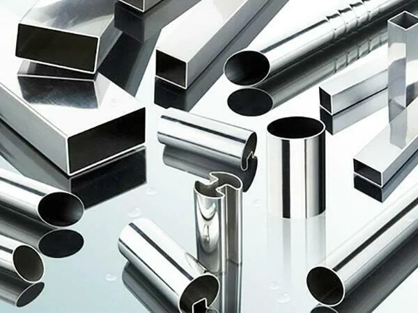 Tủ bếp nên chọn Inox, Nhôm, Gỗ hay Nhựa? So sánh và khuyến nghị