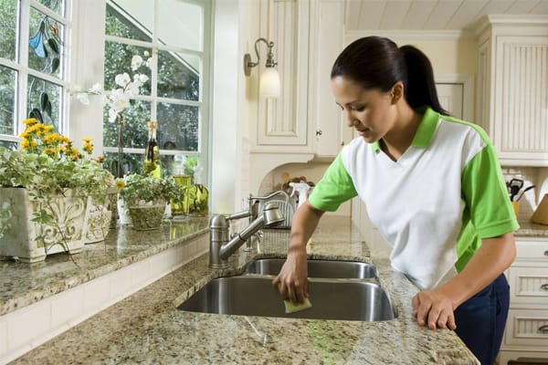 Làm sạch bằng nước rửa bát